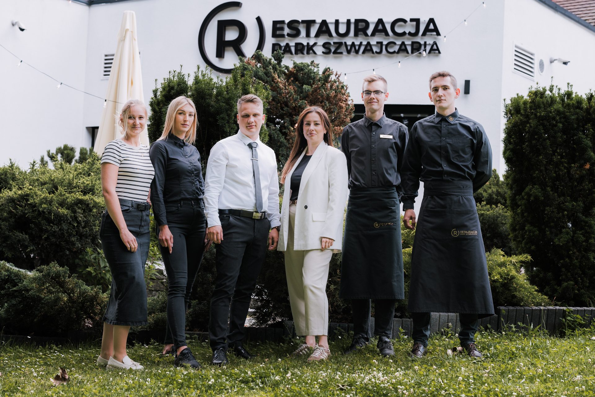 Zespół Restauracji Park Szwajcaria przed lokalem