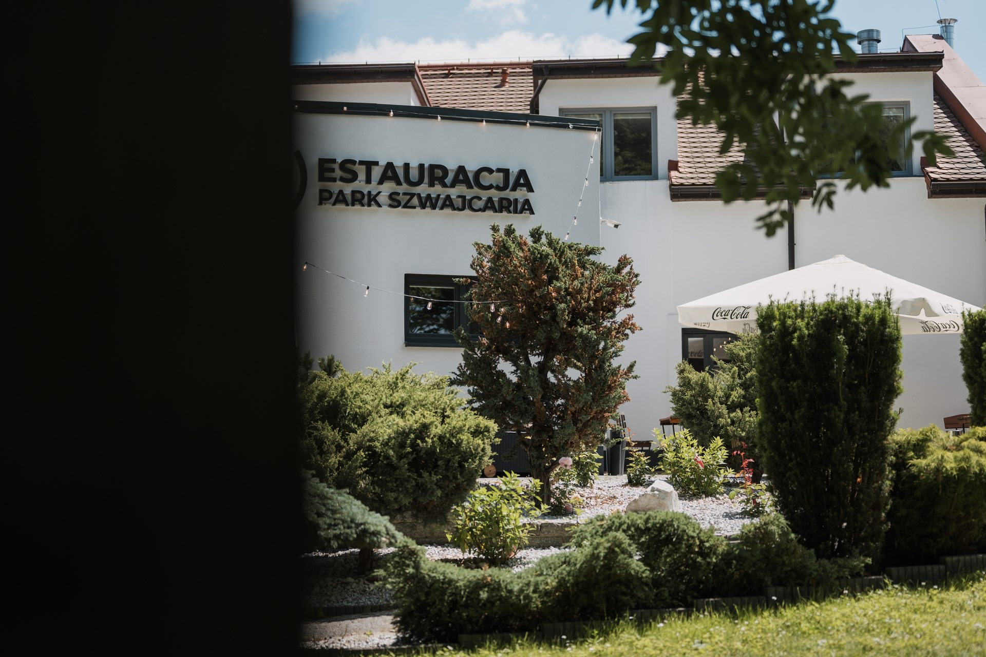 Ogród i taras przed restauracją