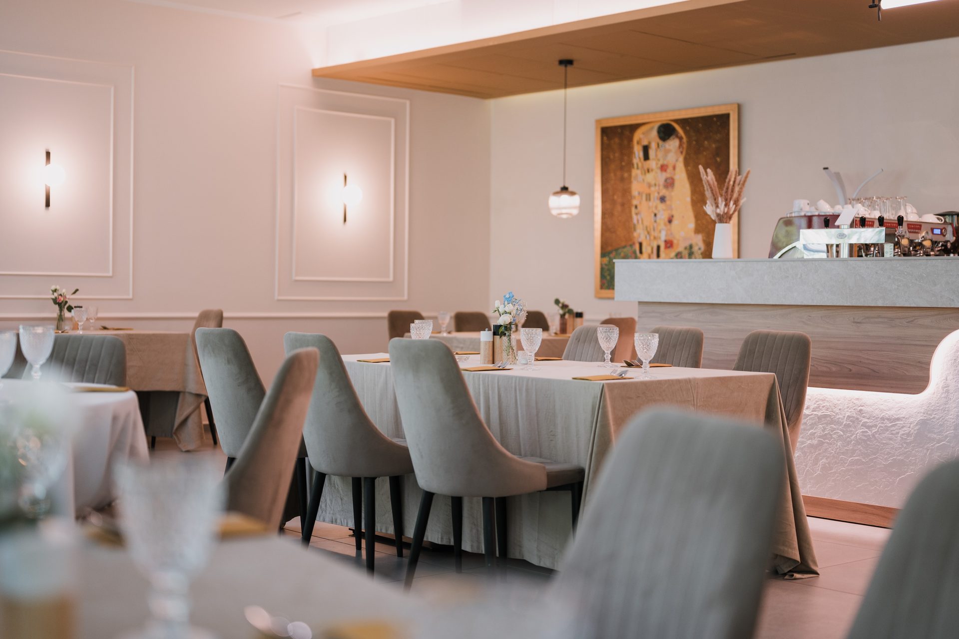 Wnętrze restauracji z barem