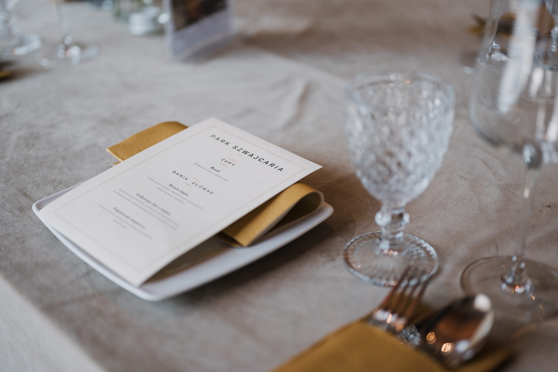 Karta menu Park Szwajcaria na nakrytym stole
