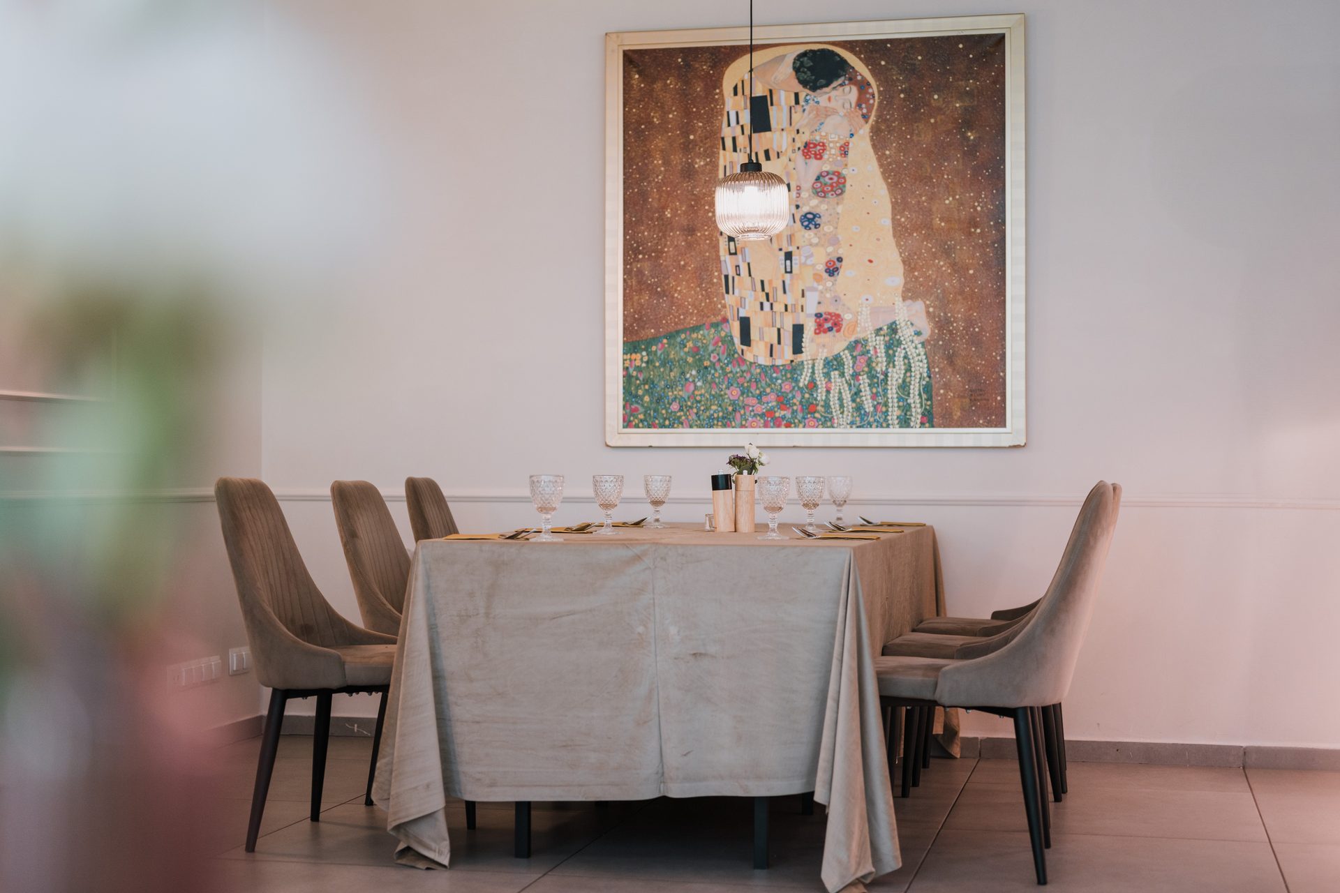 Stół w eleganckiej sali restauracyjnej