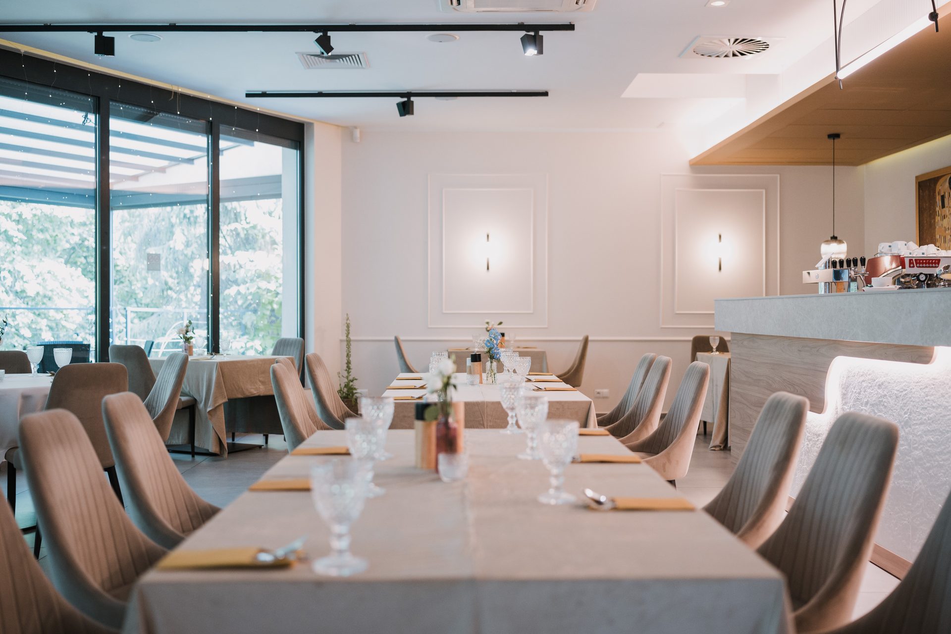 Sala Restauracji Park Szwajcaria nakryta przy oknach na park